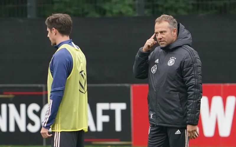 HLV Hansi Flick quyết liệt thay đổi, muốn xây dựng đội hình dựa trên nền tảng là những cầu thủ U21 tài năng.