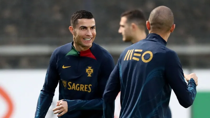 Ronaldo đang sẵn sàng phá kỷ lục mọi thời đại về số lần ra sân cho đội tuyển quốc gia. Ronaldo đang sẵn sàng phá kỷ lục mọi thời đại về số lần ra sân cho đội tuyển quốc gia.