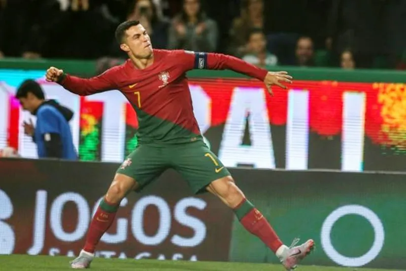 Siêu sao 38 tuổi cũng ghi 2 bàn trong trận thắng Liechtenstein 4-0 ở vòng loại Euro 2024. Siêu sao 38 tuổi cũng ghi 2 bàn trong trận thắng Liechtenstein 4-0 ở vòng loại Euro 2024.