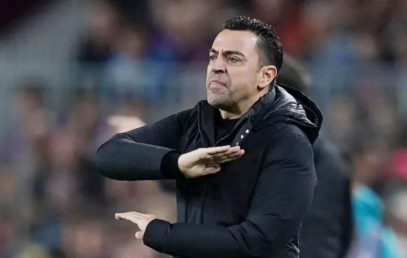 Thầy trò HLV Xavi đang phải chống chọi với áp lực từ cuộc điều tra.