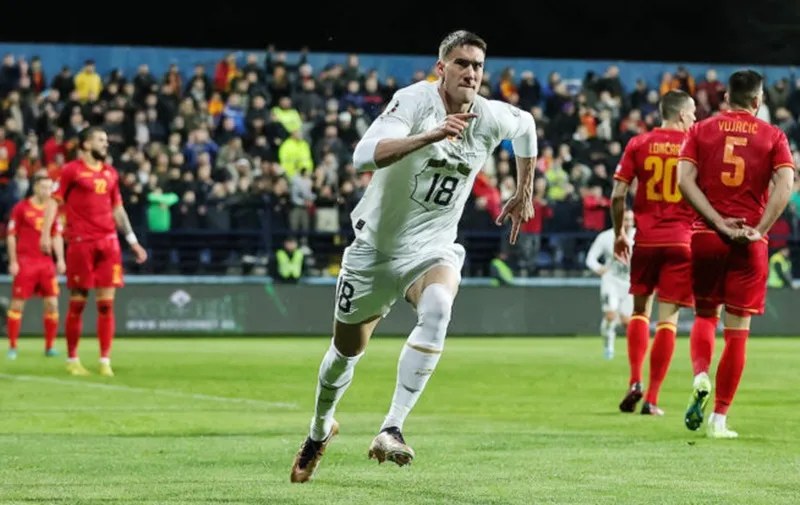 Tiền đạo Dusan Vlahovic tỏa sáng ghi cả 2 bàn vào lưới Montenegro, giúp Serbia toàn thắng.