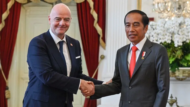 Tổng thống Joko Widodo trong cuộc gặp mới đây với Chủ tịch FIFA, Gianni Infantino