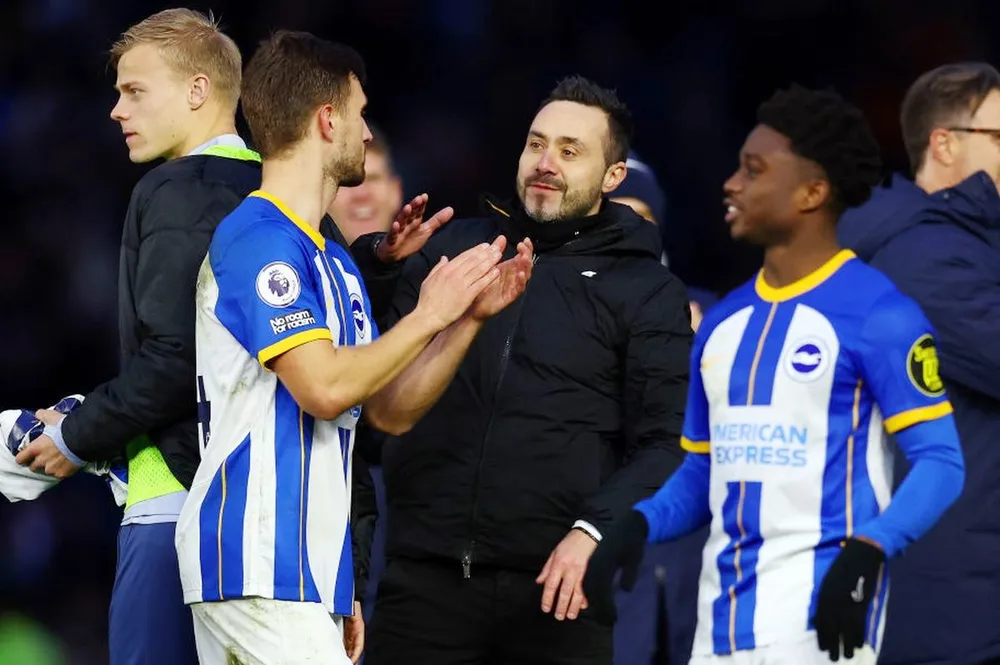 HLV Roberto De Zerbi cùng các học trò tận hưởng thành công.