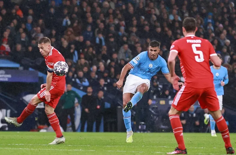 Rodri tạo nên siêu phẩm sút xa từ ngoài vòng cấm đã khai thông thế bế tắc cho chủ nhà.