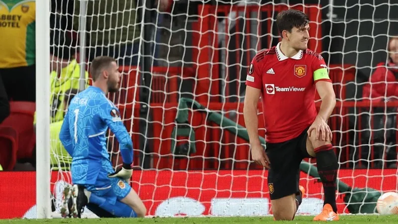 Harry Maguire phản lưới nhà khiến Man.United để Sevilla gỡ hòa 2-2.