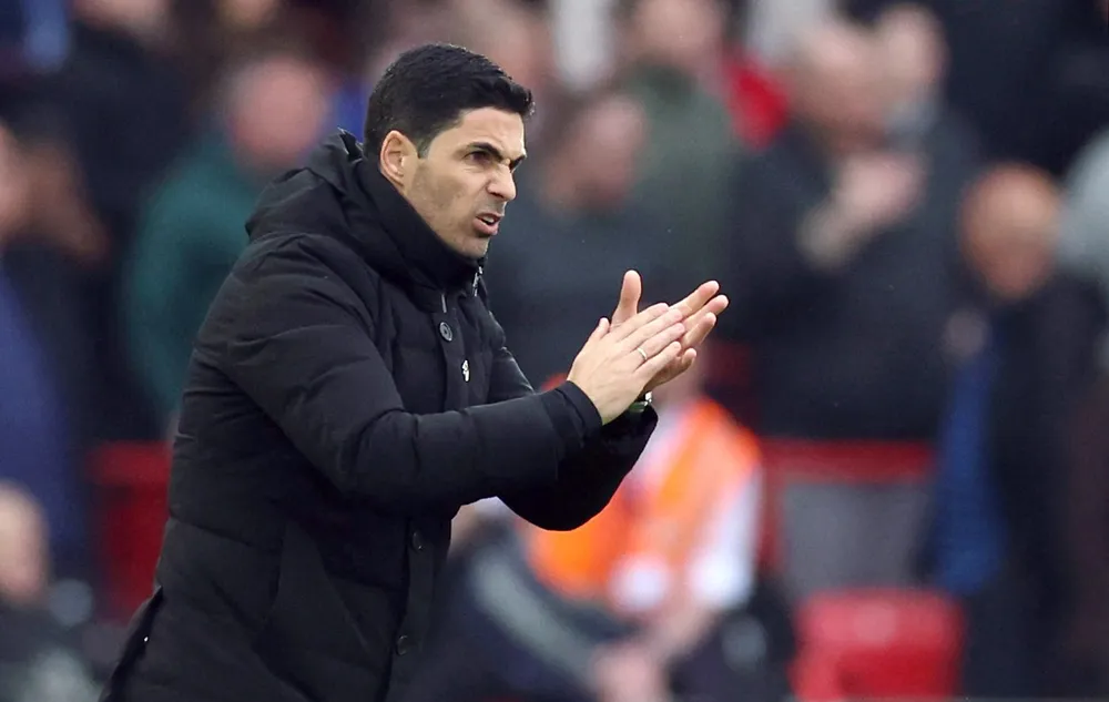 HLV Mikel Arteta và Arsenal đang bị thử thách bởi áp lực khủng khiếp mà Man.City tạo nên.