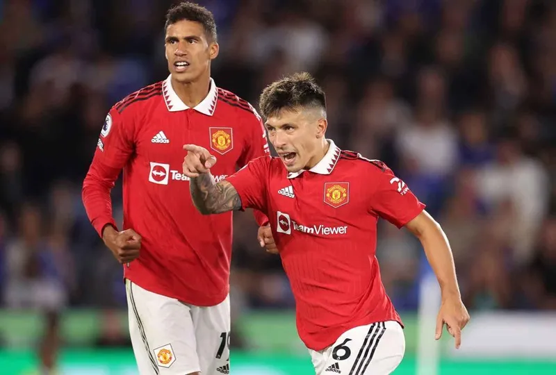 Man.United chính thức mất bộ đôi trung vệ hay nhất Lisandro Martinez - Raphael Varane.