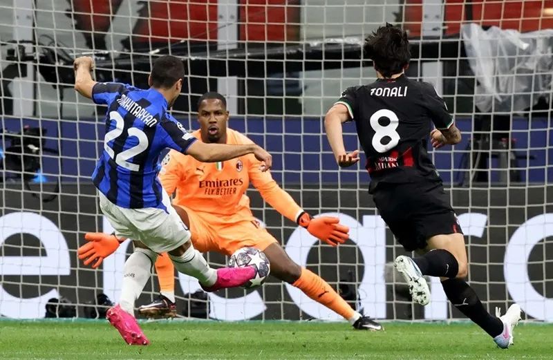 Thủ môn Mike Maignan bị đánh bại sau pha dứt điểm trực diện của Henrikh Mkhitaryan. Thủ môn Mike Maignan bị đánh bại sau pha dứt điểm trực diện của Henrikh Mkhitaryan.