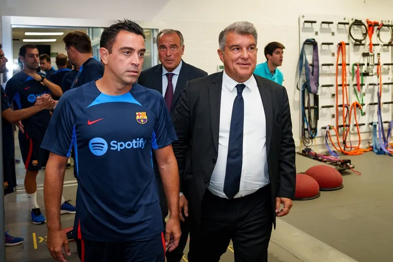 Chủ tịch Joan Laporta xác nhận đàm phán hợp đồng mới với HLV Xavi sẽ sớm diễn ra. Chủ tịch Joan Laporta xác nhận đàm phán hợp đồng mới với HLV Xavi sẽ sớm diễn ra.