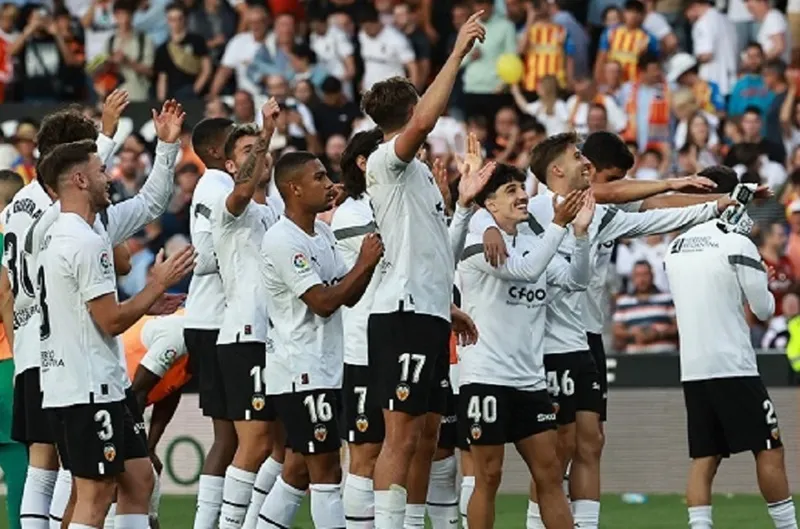 Cầu thủ Valencia ăn mừng khi tránh xa nguy cơ rớt hạng La Liga lần đầu tiên kể từ mùa giải 1986-1987.