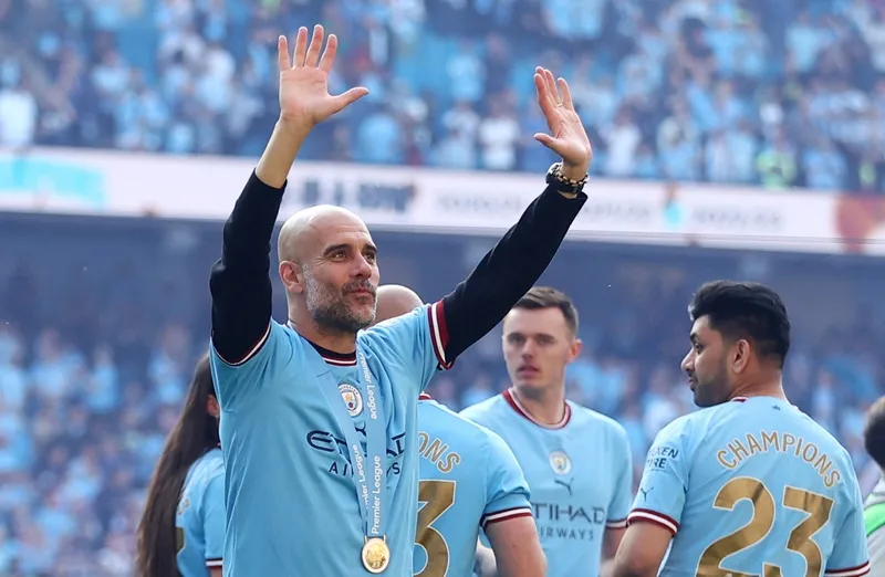 HLV Pep Guardiola chia sẻ niềm vui thắng danh hiệu Premier League thứ 5 với người hâm mộ.