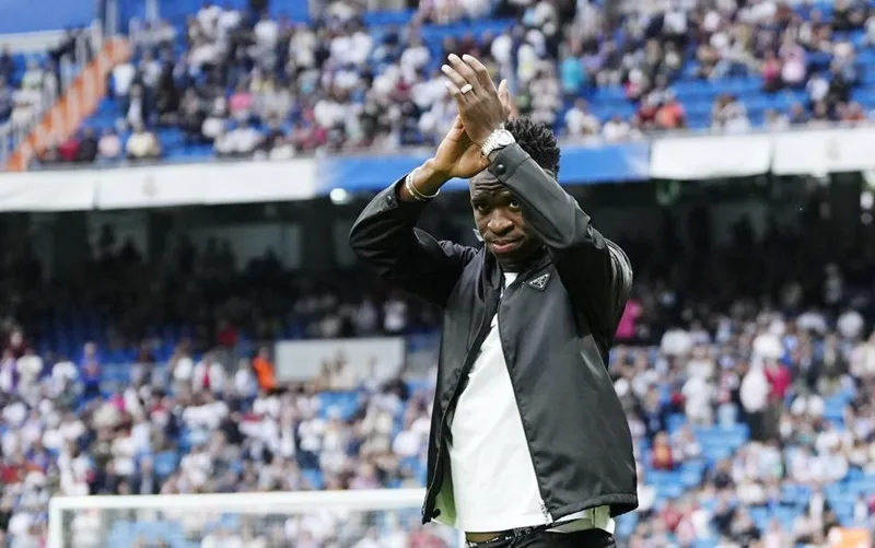 Vinicius không thể thi đấu ở trận này vì bị đau, anh chỉ ra sân để vẫy chào khán giả.