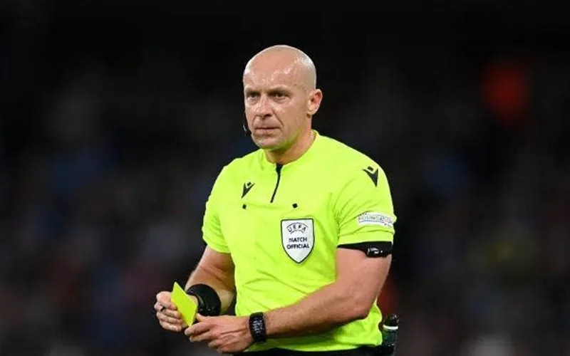 Trọng tài trận chung kết Champions League, Szymon Marciniak đang trong sự giám sát của UEFA.