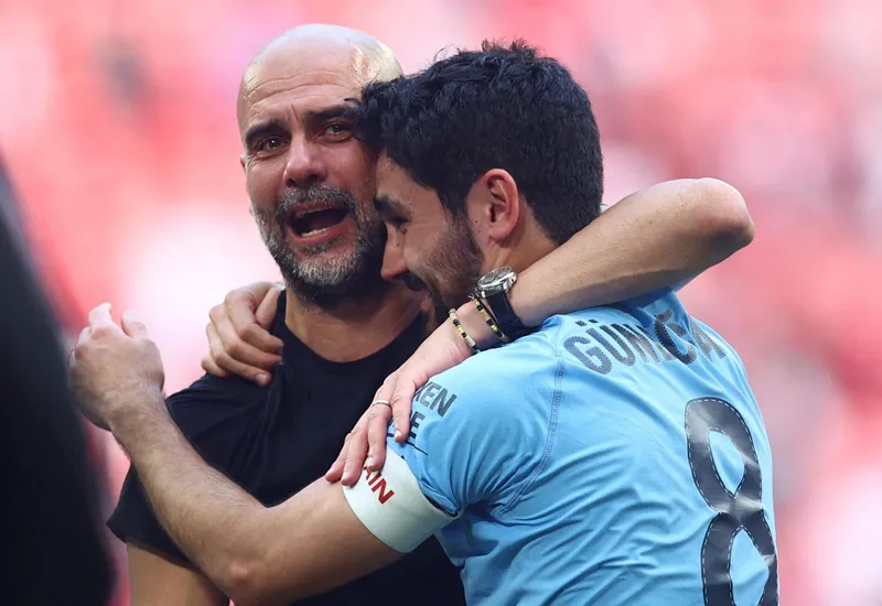 Thầy trò HLV Pep Guardiola hạnh phúc sau danh hiệu FA Cup.