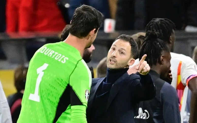Thủ thành Thibaut Courtois và HLV Domenico Tedesco đang có rạn nức lớn.