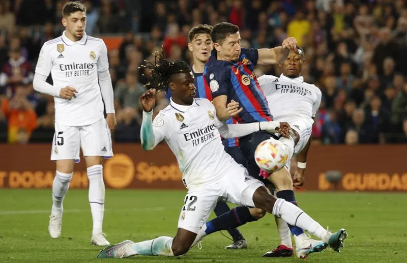 Trận El Clasico đầu tiên của mùa giải diễn ra vào ngày 29-10.