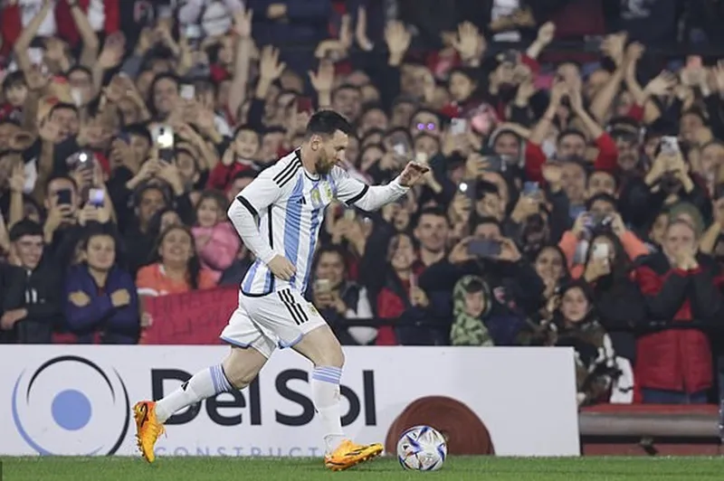 Lionel Messi chơi bóng trong sân vận động chật kín người ở quê nhà ngay trong ngày sinh nhật thứ 36.