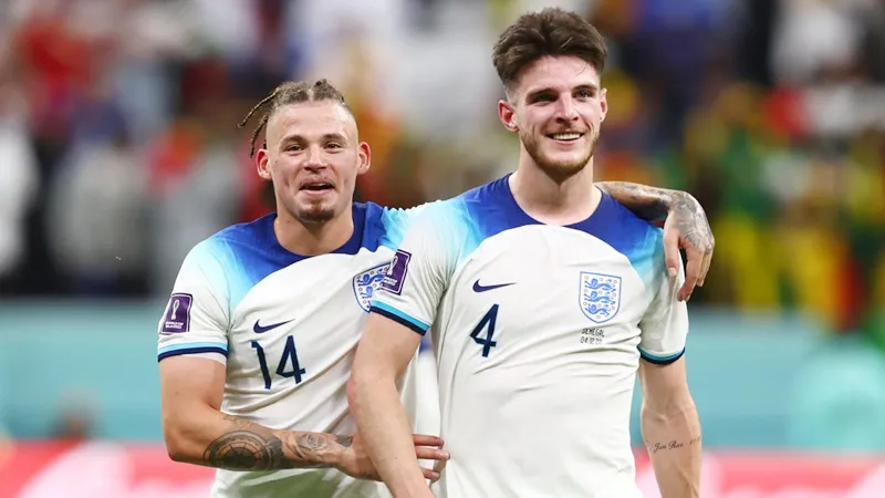 West Ham sẽ cân nhắc nếu Kalvin Phillips (trái) là người thay thế Rice ở trung tâm hàng tiền vệ.