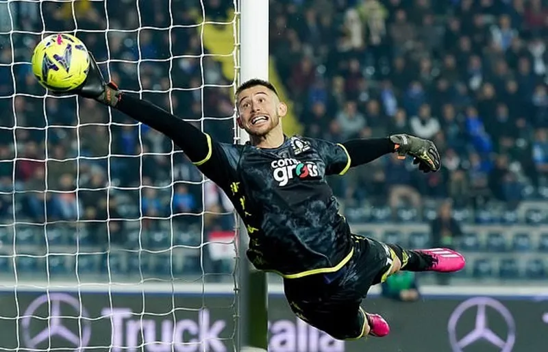 Thủ thành 26 tuổi người Italy sẽ là người thay thế cho đội trưởng Hugo Lloris.