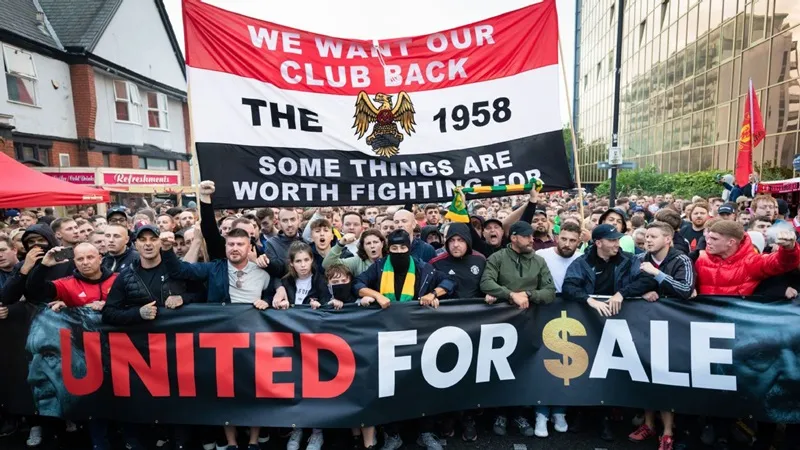 Người hâm mộ Man.United dần mất kiên nhẫn với sự “tham lam” của nhà Glazer.