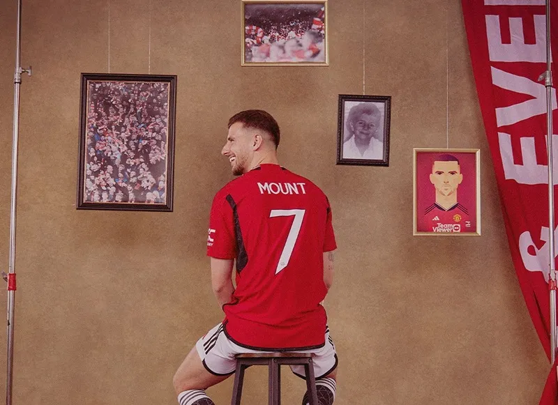 Tiền vệ 24 tuổi khoác chiếc áo số 7 mang tính biểu tượng của sân Old Trafford.