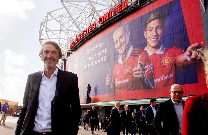 Ông chủ của Tập đoàn hóa dầu Ineos trong chuyến tham quan sân Old Trafford.