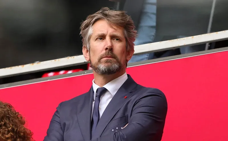 Tình trạng của cựu thủ môn Edwin van der Sar vẫn đáng lo ngại sau khi bị xuất huyết não.