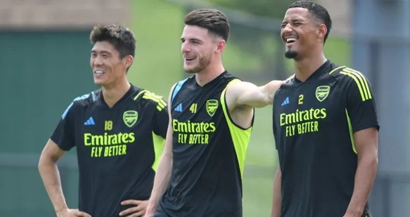 Tân binh kỷ lục Declan Rice (giữa) khá thoải mái bên cạnh các đồng đội mới. Tân binh kỷ lục Declan Rice (giữa) khá thoải mái bên cạnh các đồng đội mới.