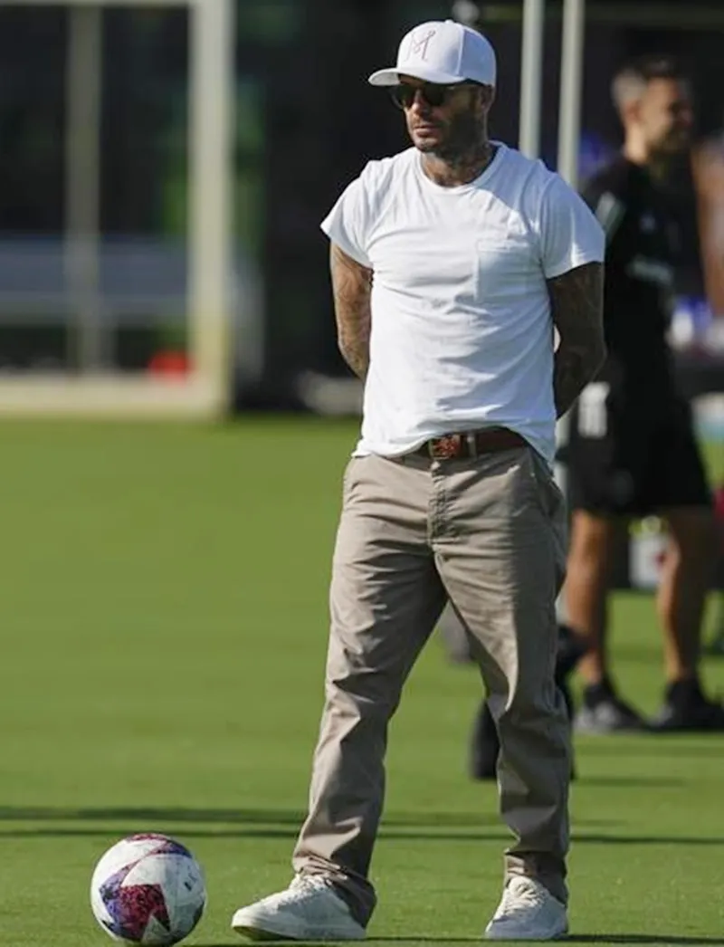 Đồng sở hữu CLB David Beckham chăm chú theo dõi buổi tập.