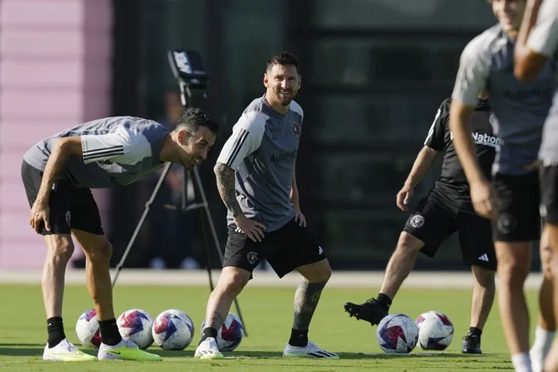 Lionel Messi đã bước ra sân tập của Inter Miami lần đầu tiên vào thứ Ba.