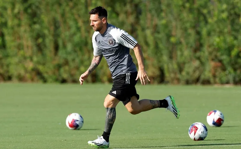 Lionel Messi đã bước ra sân tập của Inter Miami lần đầu tiên vào thứ Ba.