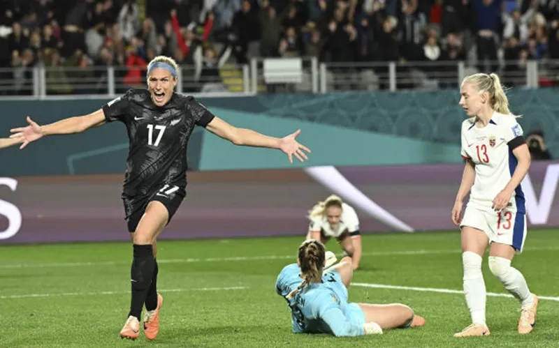 Tiền đạo Hannah Wilkinson mừng pha ghi bàn mở tỷ số ngay đầu hiệp 2.