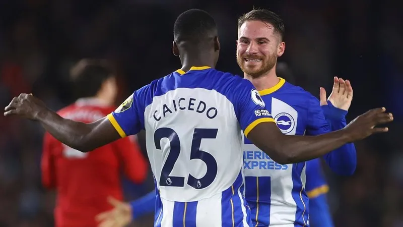 Moises Caicedo sẽ sớm tái hợp đồng đội Alexis Mac Allister tại Liverpool.