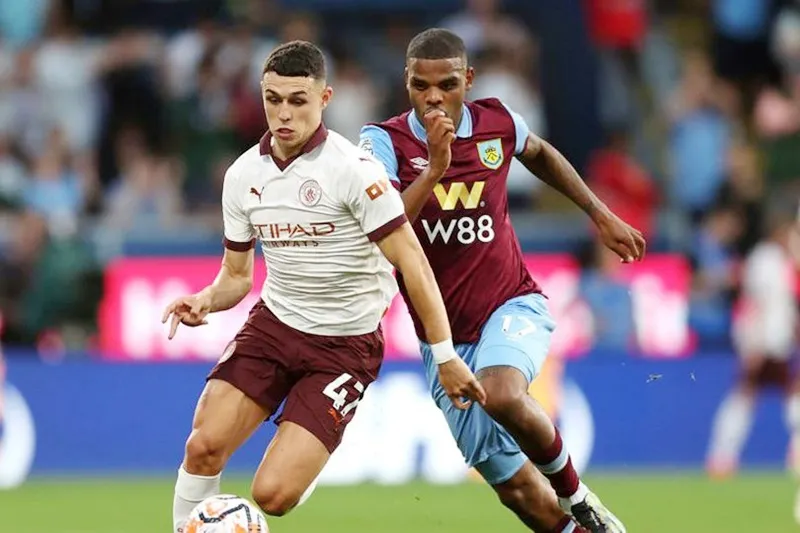 Phil Foden có vẻ sẵn sàng đảm nhận vai trò tiền vệ tấn công thay thế De Bruyne.