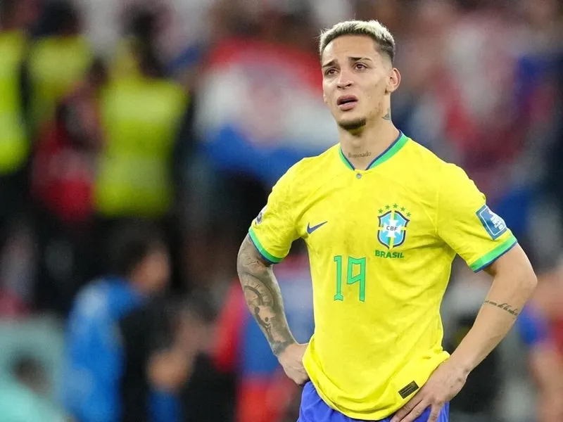 Antony bị loại khỏi đội hình tuyển Brazil vì cáo buộc bạo hành bạn gái cũ.