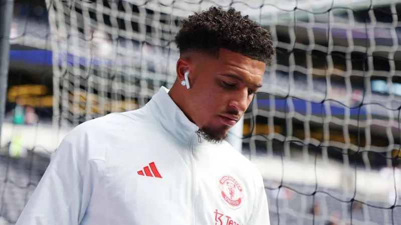 Cầu thủ chạy cánh Jadon Sancho đã bị loại khỏi đội hình một của Man.United.