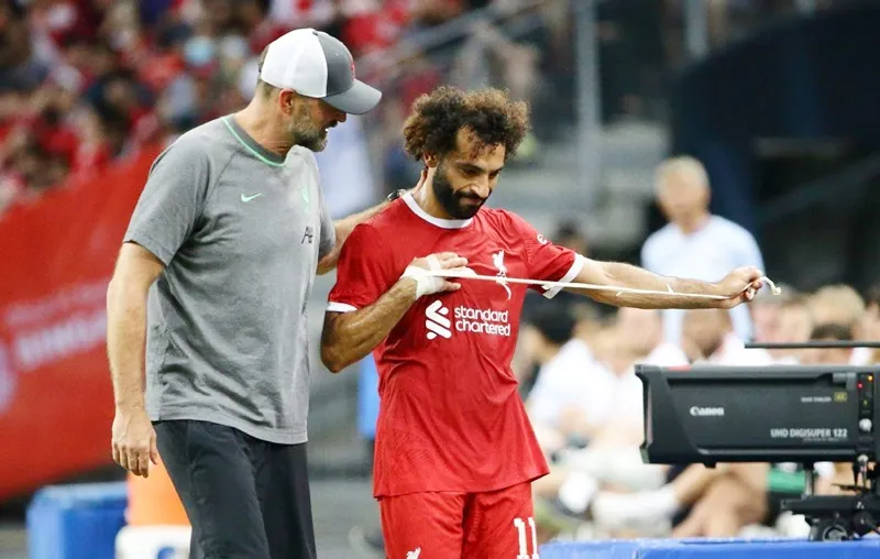 HLV Jurgen Klopp khó chịu khi liên tục bị hỏi về tương lai Mohamed Salah.
