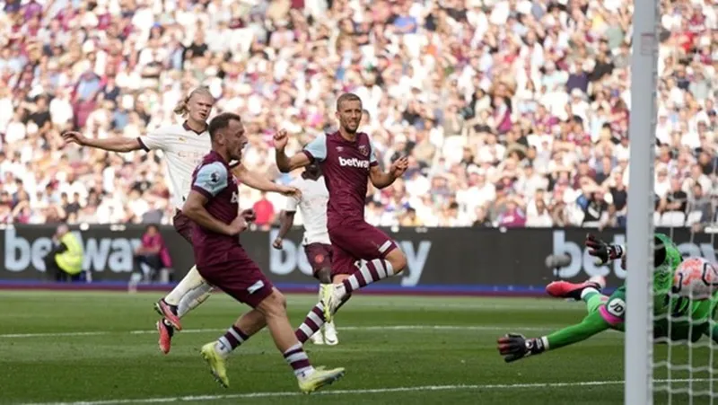 Erling Haaland ghi bàn thứ 7 của mùa giải mới khi dứt điểm lạnh lùng ấn định chiến thắng 3-1. Erling Haaland ghi bàn thứ 7 của mùa giải mới khi dứt điểm lạnh lùng ấn định chiến thắng 3-1.