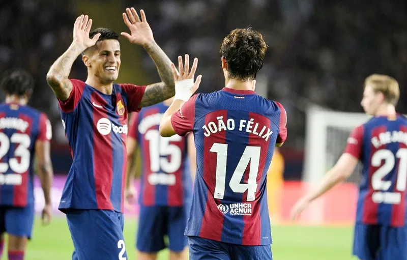 Các tân binh Joao Cancelo và Joao Felix ghi bàn giúp Barcelona đè bẹp Real Betis 5-0.