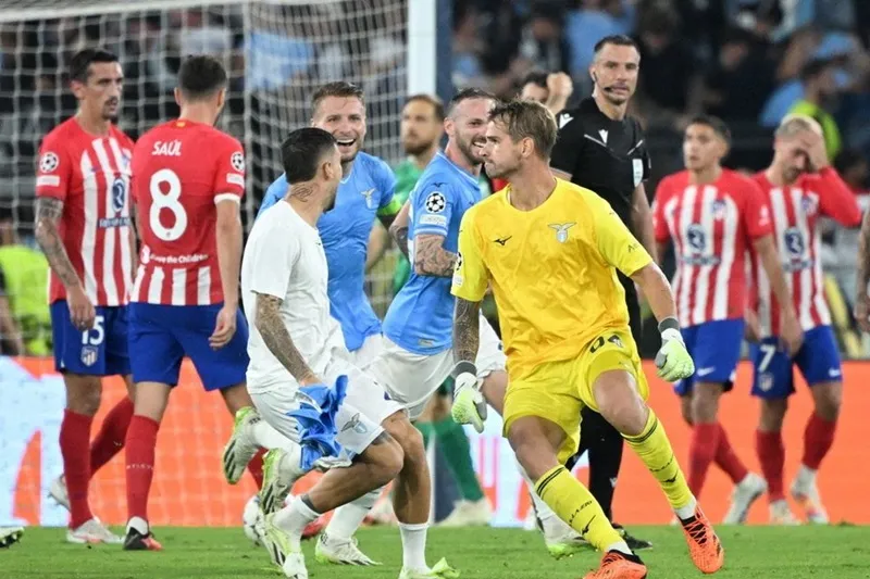 Thủ môn Ivan Provedel ghi bàn gỡ hòa ở phút bù giờ thứ 5 giúp chủ nhà Lazio hòa 1-1 trước Atletico Madrid.