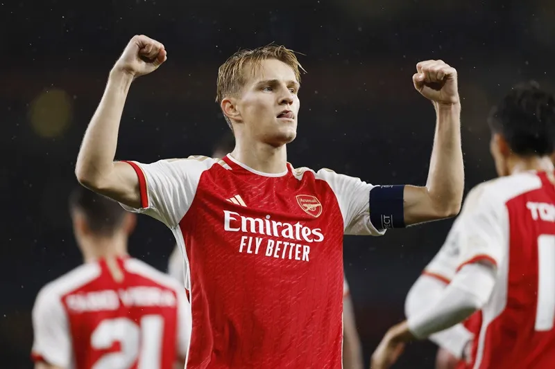 Martin Odegaard mơ ước nâng cao các danh hiệu cùng Arsenal sau khi ký hợp đồng mới 5 năm.