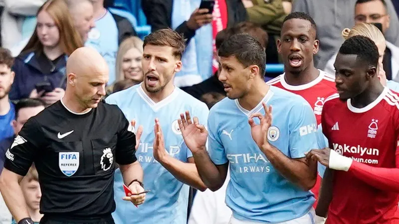 Rodri có tiếng điềm đạm nhưng bất ngờ mất kiểm soát và nhận thẻ đỏ trực tiếp.