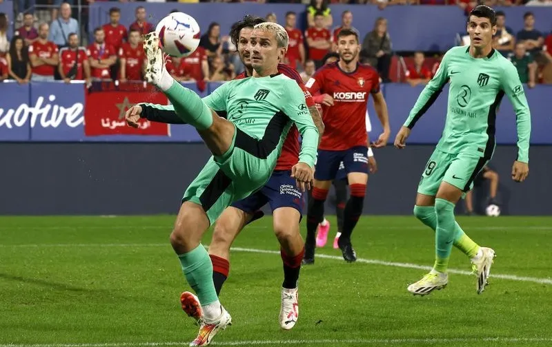 Antoine Griezman tiếp tục ghi bàn bằng cú sút từ góc hẹp tại Osasuna ở phút 20