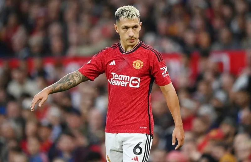 HLV Erik ten Hag thừa nhận chấn thương ảnh hưởng đến phong độ của Lisandro Martinez.