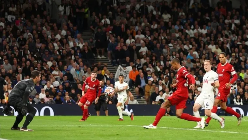 Cú phá bóng thiếu nhạy cảm của trung vệ Joel biến thành bàn phản lưới nhà.