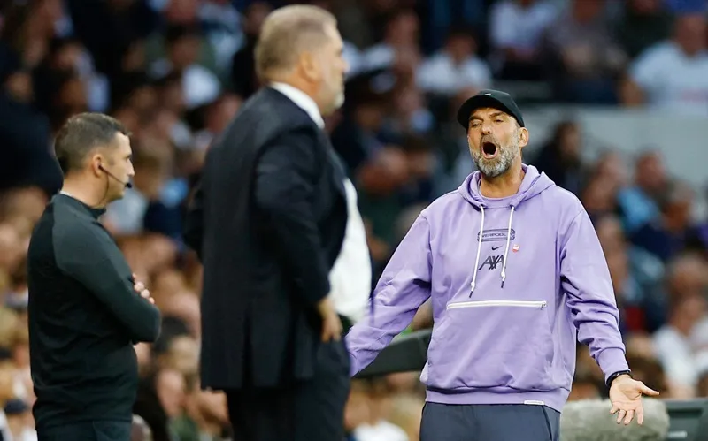 HLV Jurgen Klopp đã cay đắng khi chứng kiến đội thua một trận đấu có quá nhiều bất công.