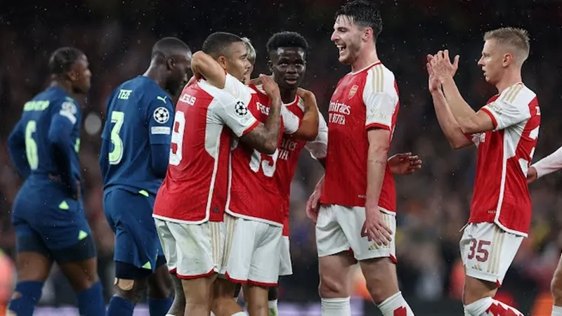 Arsenal trở lại với Champions League bằng phong độ bùng nổ thắng 4-0 trước PSV Eindhoven.