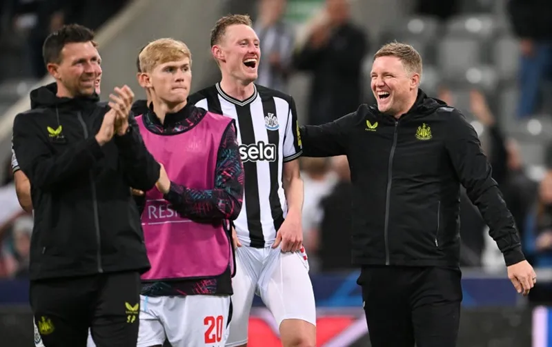 HLV Eddie Howe tận hưởng chiến thắng đáng nhớ cùng các học trò của mình ở Newcastle.
