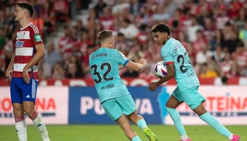 Lamine Yamal trở thành cầu thủ ghi bàn trẻ nhất ở La Liga nhưng Barcelona chỉ hòa 2-2 trên sân Granada.