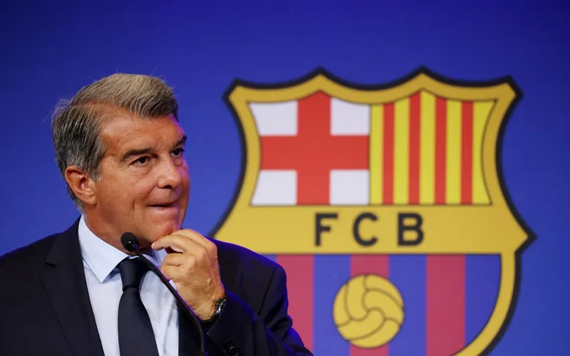 Chủ tịch Joan Laporta không ngừng nghỉ tìm cách đưa Barcelona vượt qua khủng hoảng tài chính.